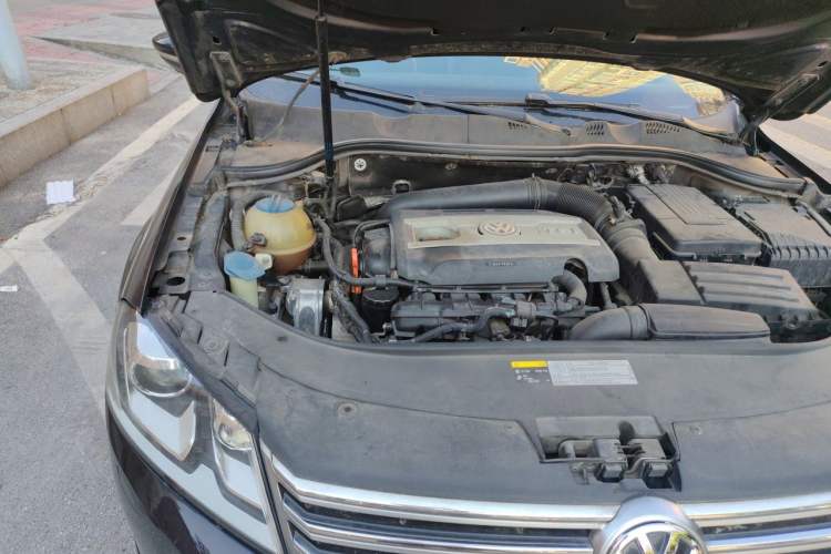 Used Volkswagen Magotan 2015 1.8TSI Luxury Model Engine Bay Right