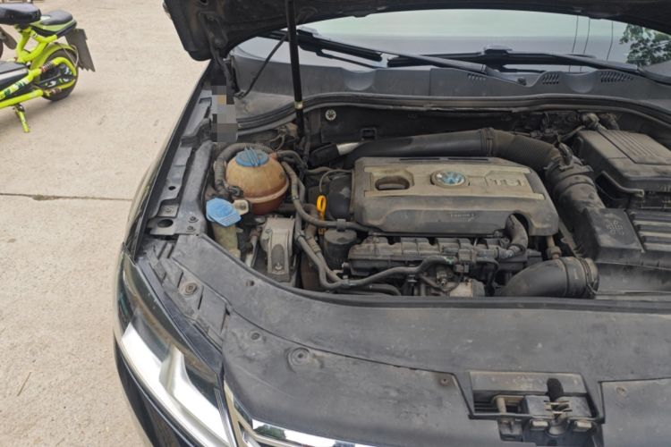 Used Volkswagen Magotan 2015 1.8TSI Advanced Model Engine Bay Right