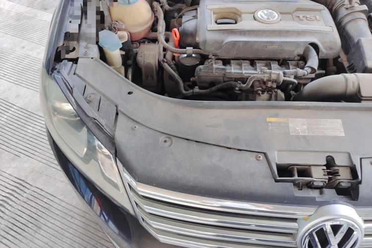 Used Volkswagen Magotan 2015 1.8TSI Luxury Model Engine Bay Right