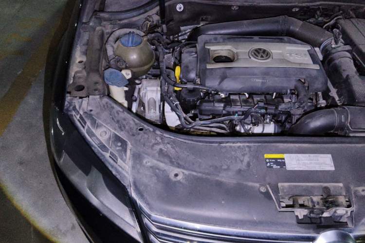 Used Volkswagen Magotan 2015 1.8TSI Advanced Model Engine Bay Right