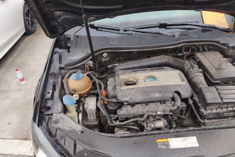 Used Volkswagen Magotan 2015 1.8TSI Advanced Model Engine Bay Right
