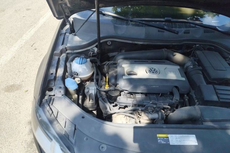 Used Volkswagen Magotan 2015 1.8TSI Advanced Model Engine Bay Right