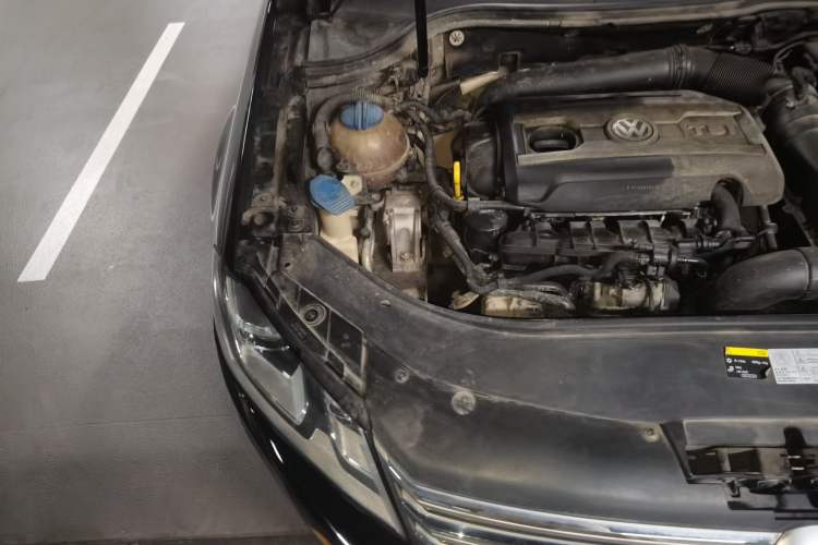 Used Volkswagen Magotan 2015 1.8TSI Luxury Model Engine Bay Right
