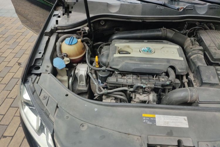 Used Volkswagen Magotan 2015 1.8TSI Luxury Model Engine Bay Right