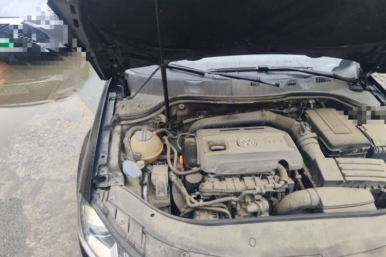Used Volkswagen Magotan 2015 2.0 TSI Luxury Model Engine Bay Right