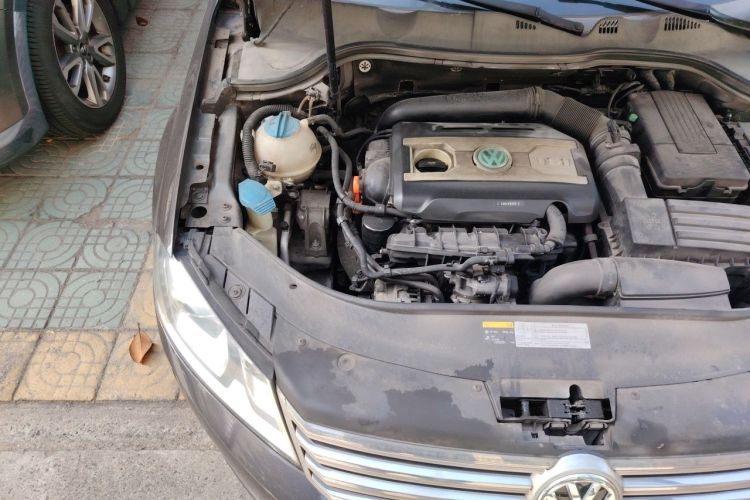 Used Volkswagen Magotan 2015 2.0 TSI Prestige Model Engine Bay Right
