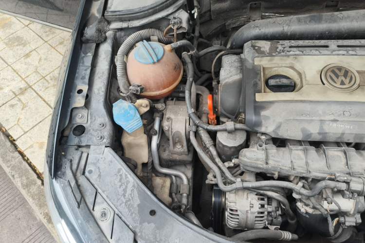 Used Volkswagen Magotan 2015 1.8TSI Comfort Model Engine Bay Right