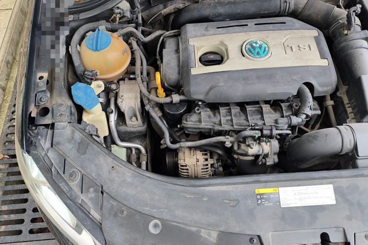 Used Volkswagen Magotan 2015 1.8TSI Prestige Model Engine Bay Right