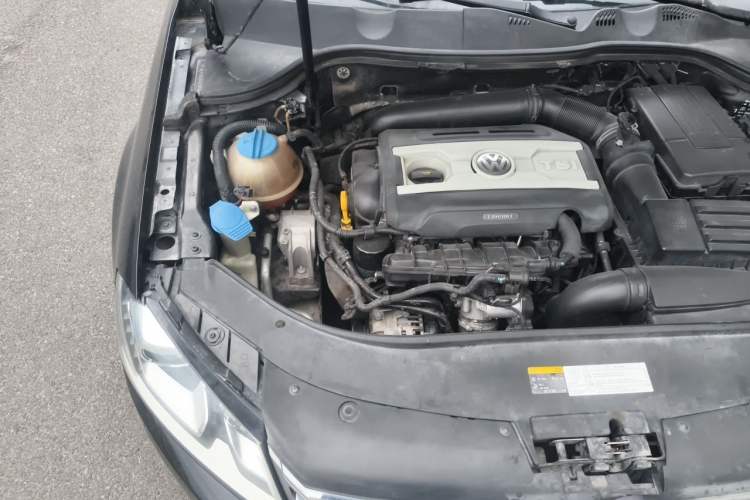 Used Volkswagen Magotan 2015 1.8TSI Luxury Model Engine Bay Right