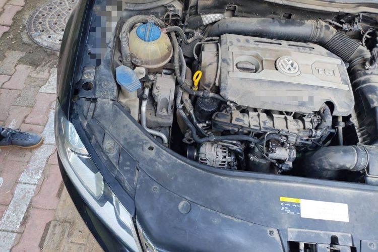 Used Volkswagen Magotan 2015 Facelift 1.8TSI Luxury Model Engine Bay Right