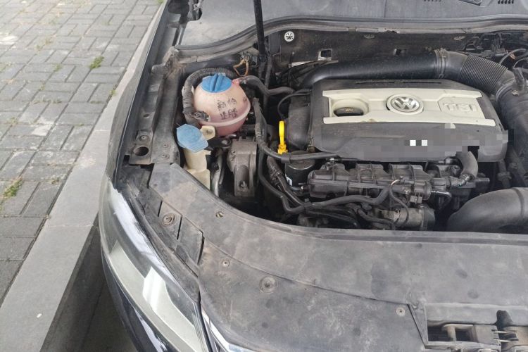 Used Volkswagen Magotan 2015 1.8TSI Advanced Model Engine Bay Right