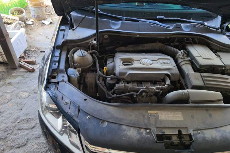 Used Volkswagen Magotan 2015 1.8TSI Prestige Model Engine Bay Right