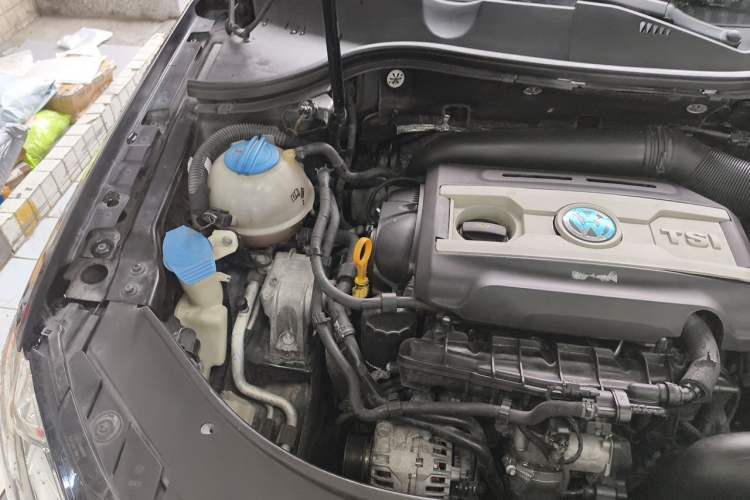 Used Volkswagen Magotan 2015 1.8TSI Luxury Model Engine Bay Right
