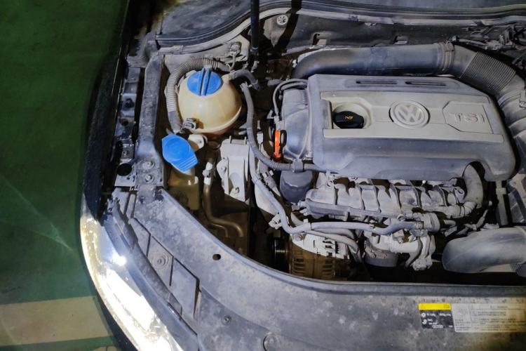 Used Volkswagen Magotan 2015 2.0 TSI Luxury Model Engine Bay Right