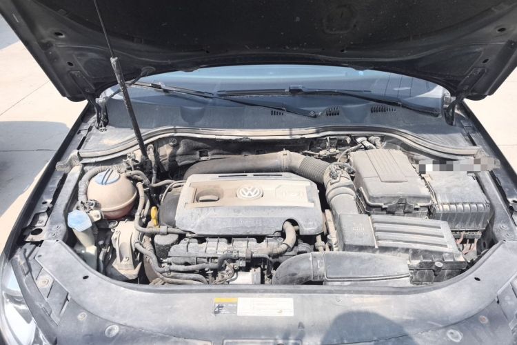 Used Volkswagen Magotan 2015 1.8TSI Advanced Model Engine Bay Right