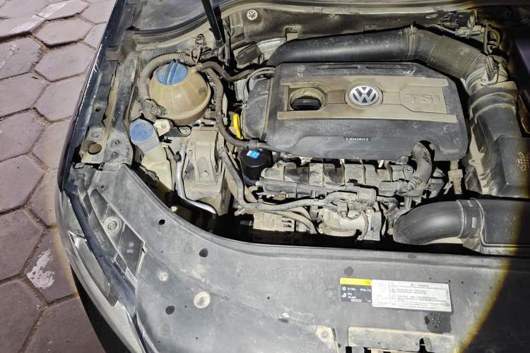 Used Volkswagen Magotan 2015 Facelift 1.8TSI Luxury Model Engine Bay Right