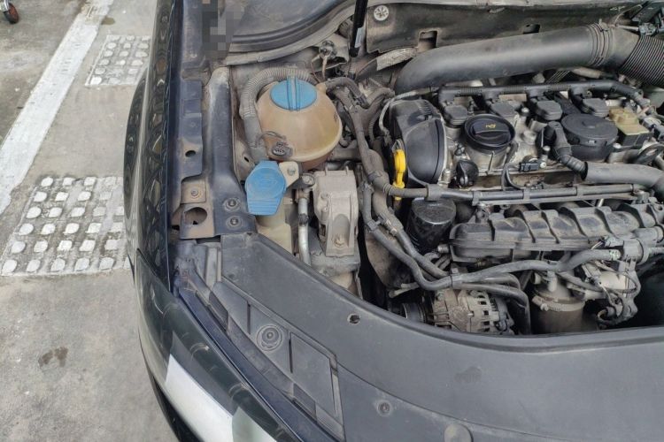 Used Volkswagen Magotan 2015 1.8TSI Advanced Model Engine Bay Right