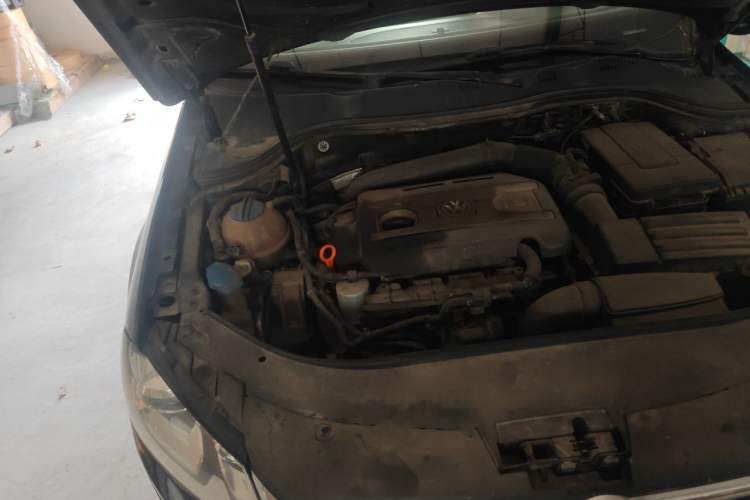 Used Volkswagen Magotan 2015 2.0 TSI Luxury Model Engine Bay Right