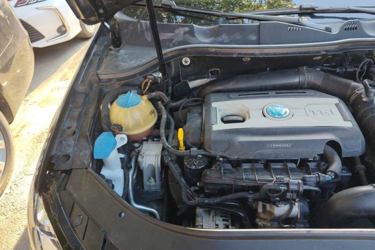Used Volkswagen Magotan 2015 1.8TSI Luxury Model Engine Bay Right