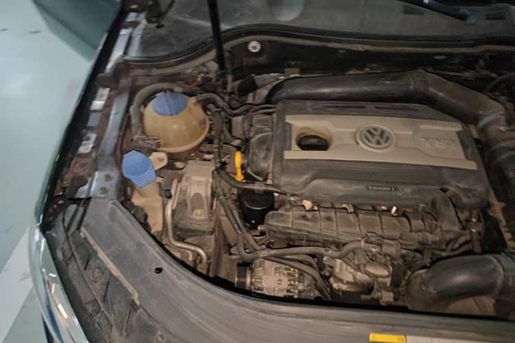 Used Volkswagen Magotan 2015 1.8TSI Prestige Model Engine Bay Right