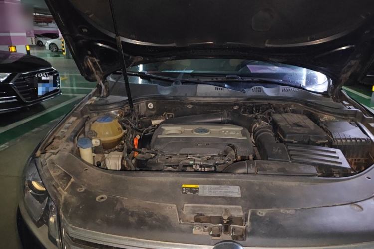 Used Volkswagen Magotan 2015 1.8TSI Luxury Model Engine Bay Right
