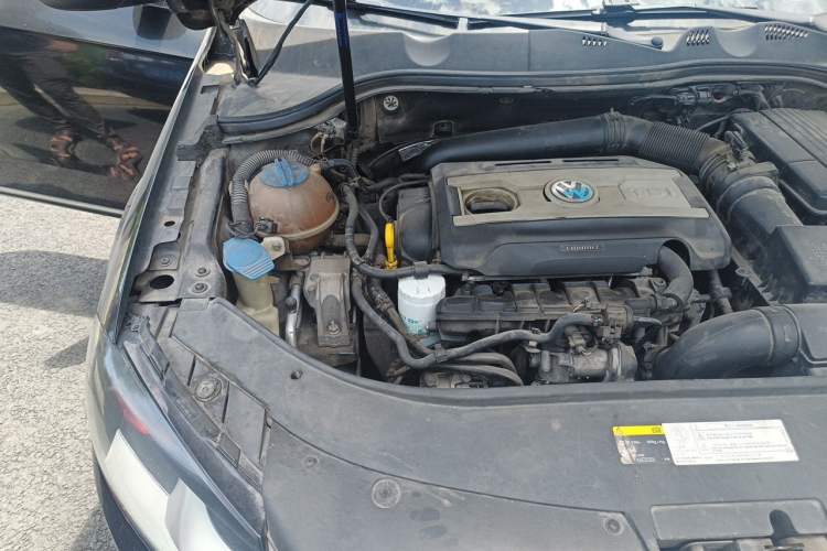 Used Volkswagen Magotan 2015 1.8TSI Advanced Model Engine Bay Right