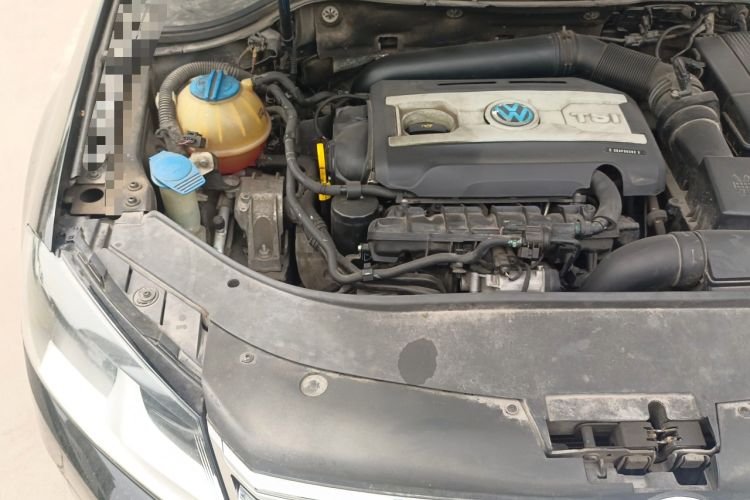 Used Volkswagen Magotan 2015 1.8TSI Advanced Model Engine Bay Right