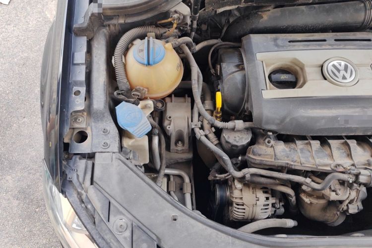 Used Volkswagen Magotan 2015 1.8TSI Prestige Model Engine Bay Right