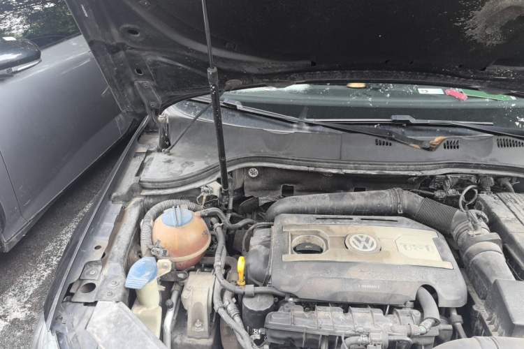 Used Volkswagen Magotan 2015 1.8TSI Advanced Model Engine Bay Right