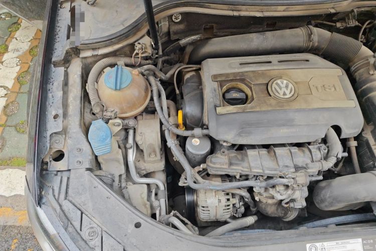 Used Volkswagen Magotan 2015 1.8TSI Advanced Model Engine Bay Right