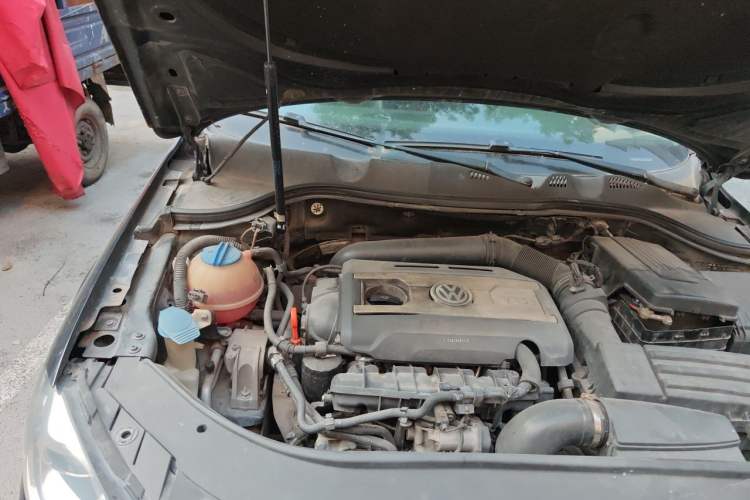 Used Volkswagen Magotan 2015 2.0 TSI Luxury Model Engine Bay Right