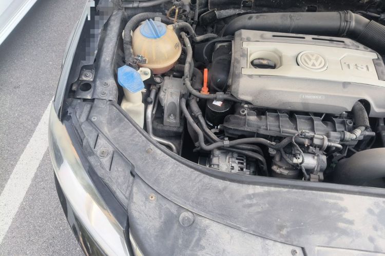 Used Volkswagen Magotan 2015 1.8TSI Advanced Model Engine Bay Right
