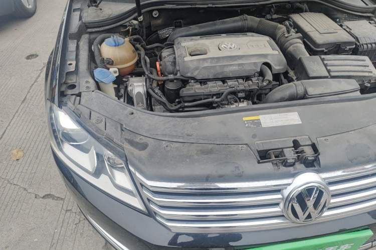 Used Volkswagen Magotan 2015 2.0 TSI Prestige Model Engine Bay Right