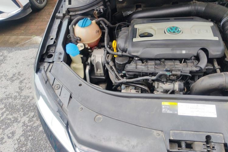 Used Volkswagen Magotan 2015 1.8TSI Advanced Model Engine Bay Right