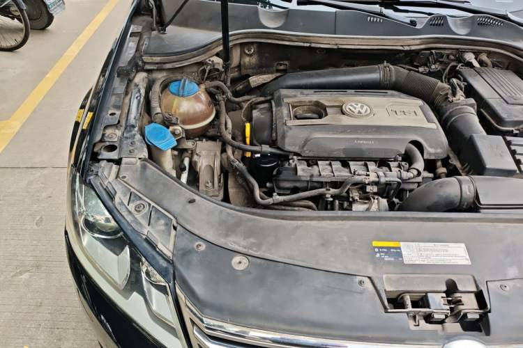 Used Volkswagen Magotan 2015 2.0 TSI Prestige Model Engine Bay Right