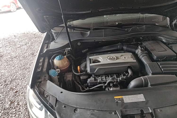 Used Volkswagen Magotan 2015 1.8TSI Luxury Model Engine Bay Right