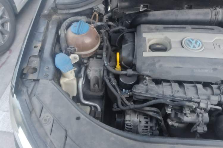 Used Volkswagen Magotan 2015 1.8TSI Advanced Model Engine Bay Right