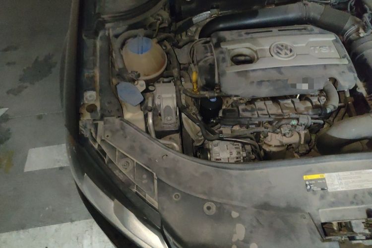 Used Volkswagen Magotan 2015 1.8TSI Advanced Model Engine Bay Right