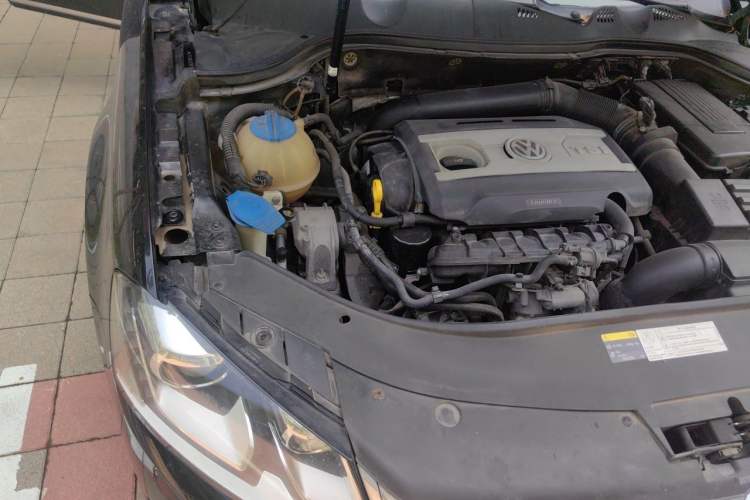Used Volkswagen Magotan 2015 1.8TSI Luxury Model Engine Bay Right