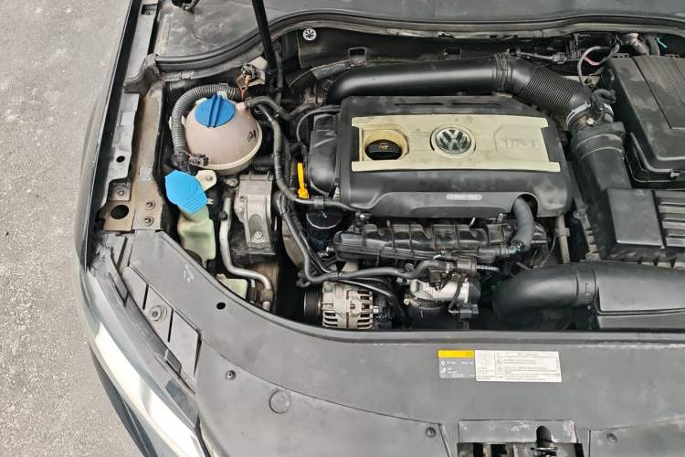 Used Volkswagen Magotan 2015 1.8TSI Advanced Model Engine Bay Right