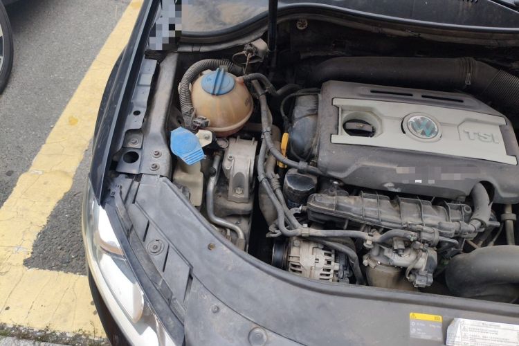 Used Volkswagen Magotan 2015 Revised 1.8TSI Prestige Version Engine Bay Right