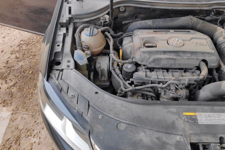 Used Volkswagen Magotan 2015 1.8TSI Advanced Model Engine Bay Right