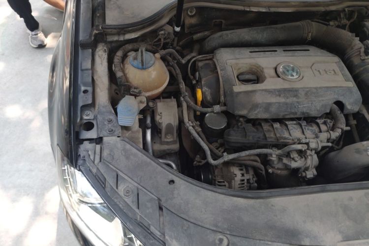 Used Volkswagen Magotan 2015 1.8TSI Luxury Model Engine Bay Right