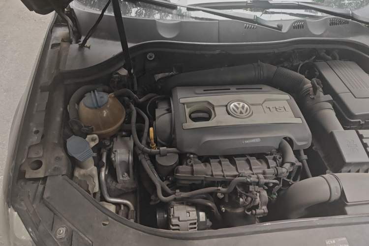 Used Volkswagen Magotan 2015 2.0 TSI Luxury Model Engine Bay Right