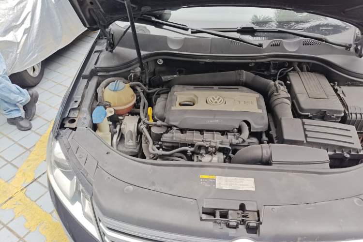 Used Volkswagen Magotan 2015 1.8TSI Luxury Model Engine Bay Right
