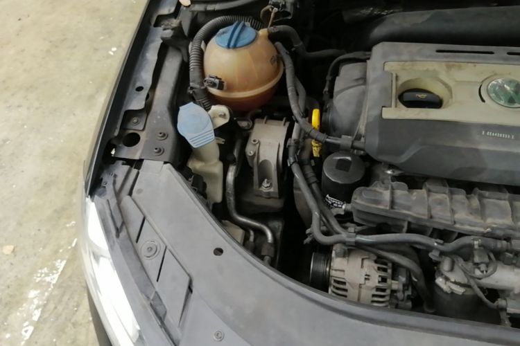 Used Volkswagen Magotan 2015 1.8TSI Luxury Model Engine Bay Right