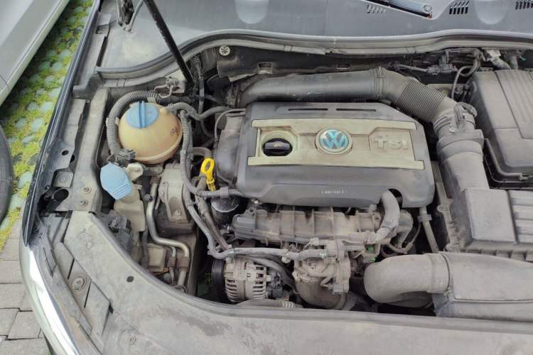 Used Volkswagen Magotan 2015 2.0 TSI Prestige Model Engine Bay Right