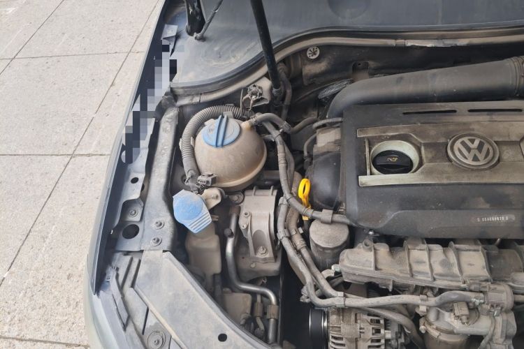 Used Volkswagen Magotan 2015 1.8TSI Advanced Model Engine Bay Right