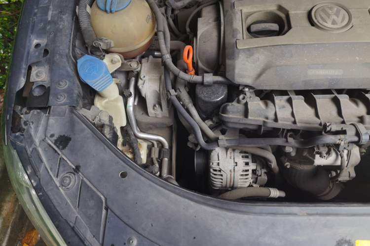 Used Volkswagen Magotan 2015 2.0 TSI Prestige Model Engine Bay Right