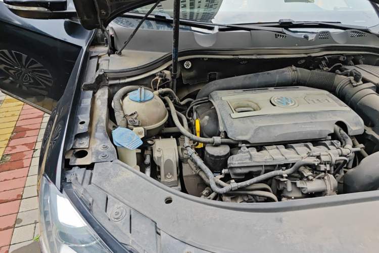 Used Volkswagen Magotan 2015 Facelift 1.8TSI Luxury Model Engine Bay Right